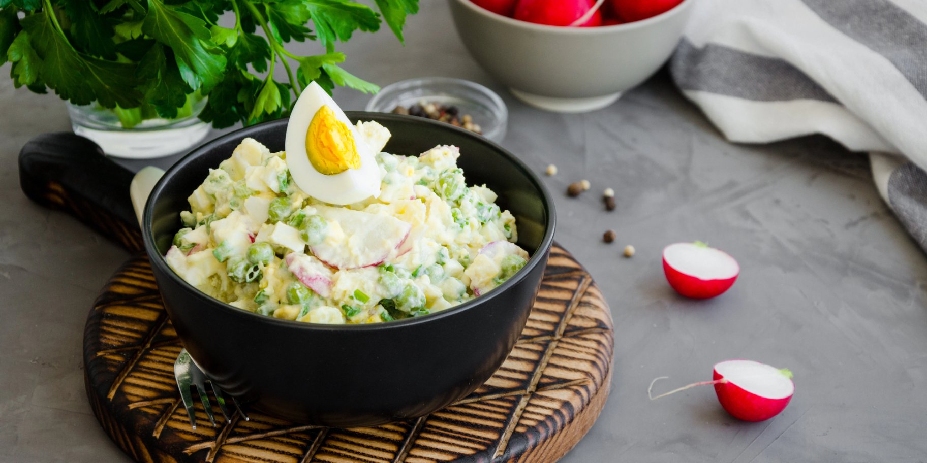 Салат с редиской и яйцом