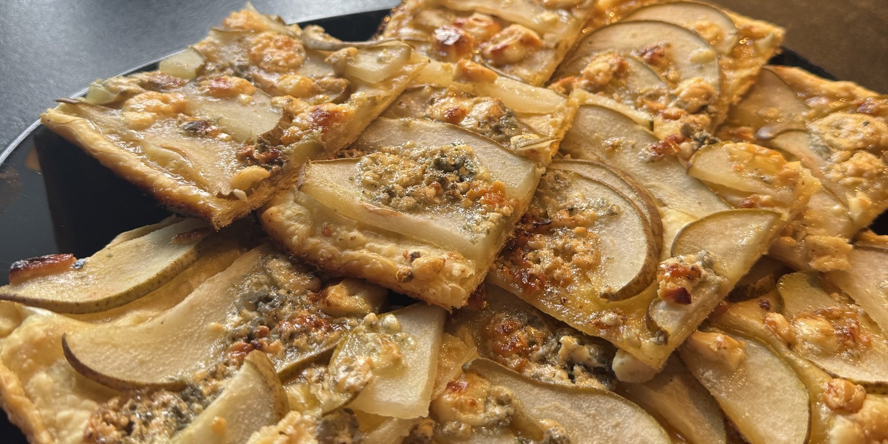 Тарт з грушею та горгонзолою