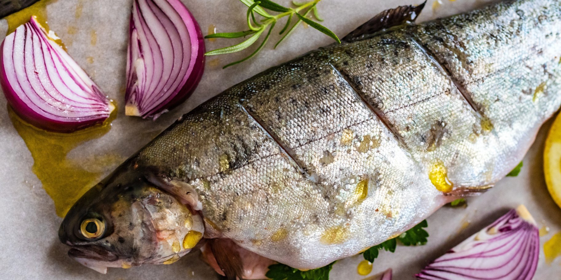 Форель, фарширована яйцями та грибами