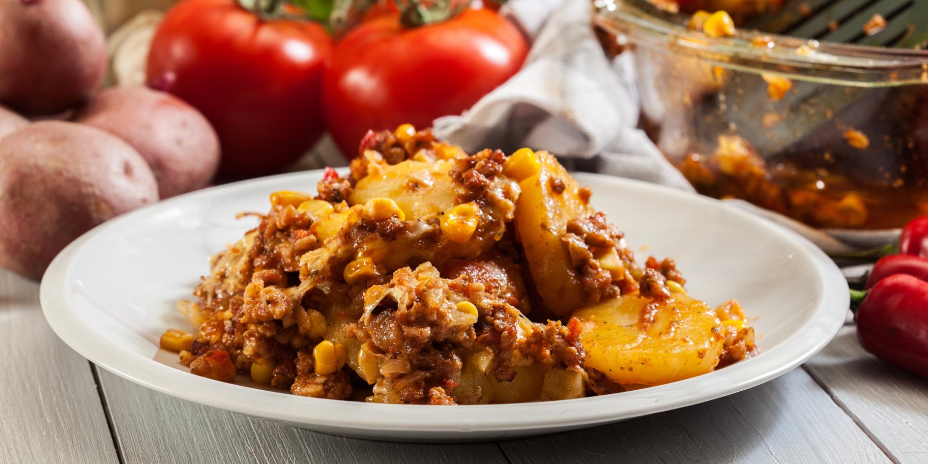 Запіканка з помідорами, картоплею та фаршем