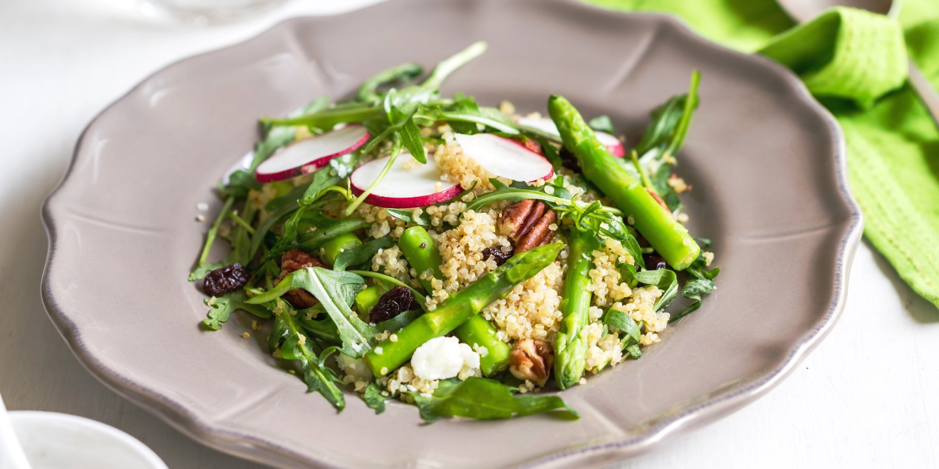 Великодній салат з кіноа, беконом та спаржею