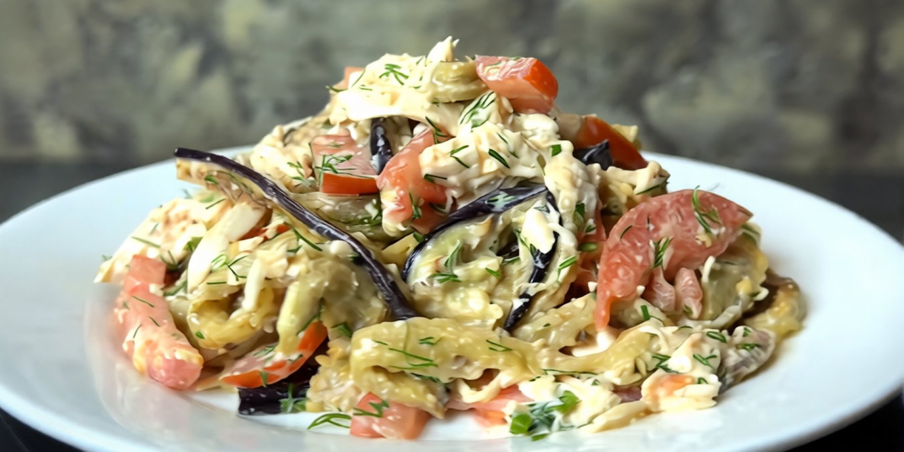 Салат з баклажанами, куркою і помідорами