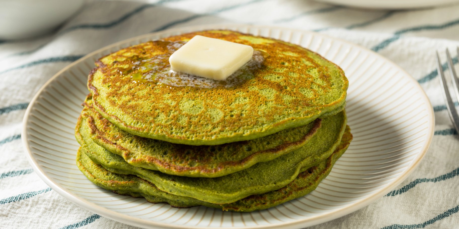 Вегетаріанські панкейки з матчею, шпинатом та соусом місо