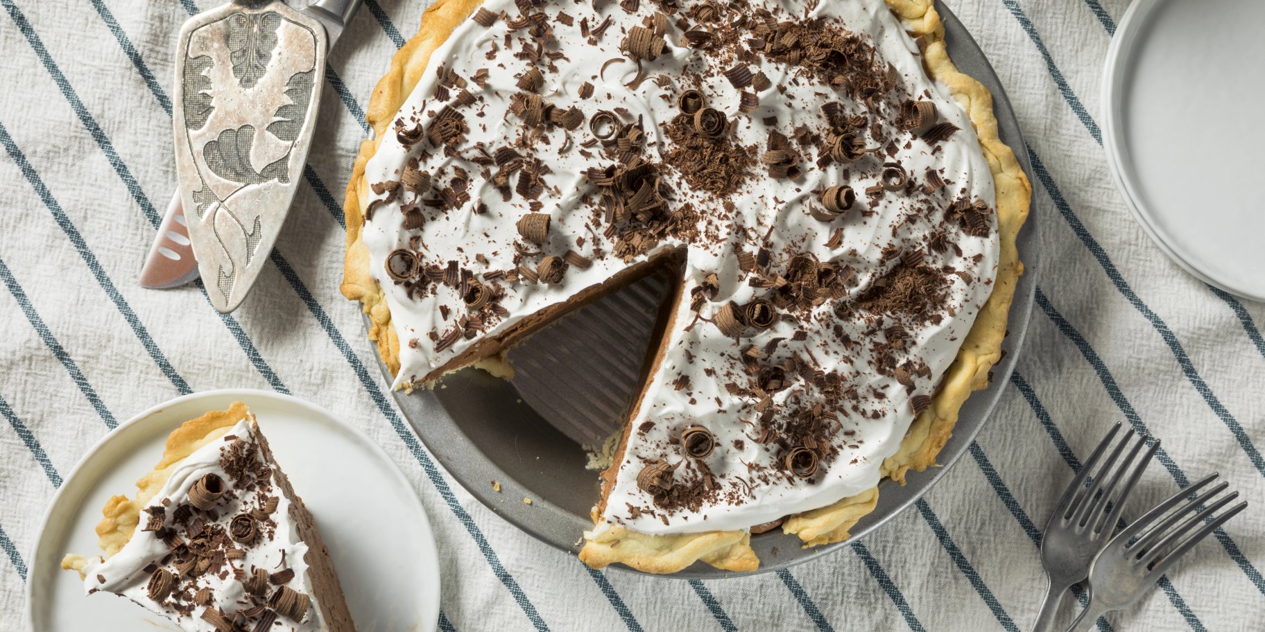 Пиріг зі згущенкою та яблуками