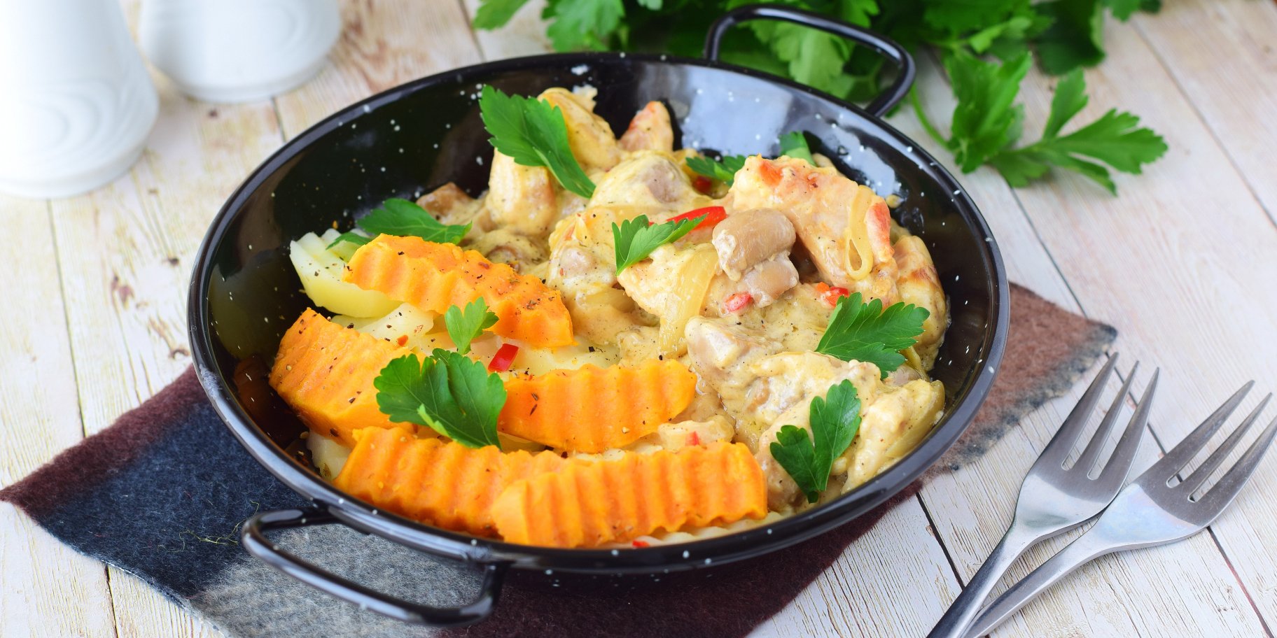 Запечений батат з куркою та овочами Запечений батат з куркою та овочами