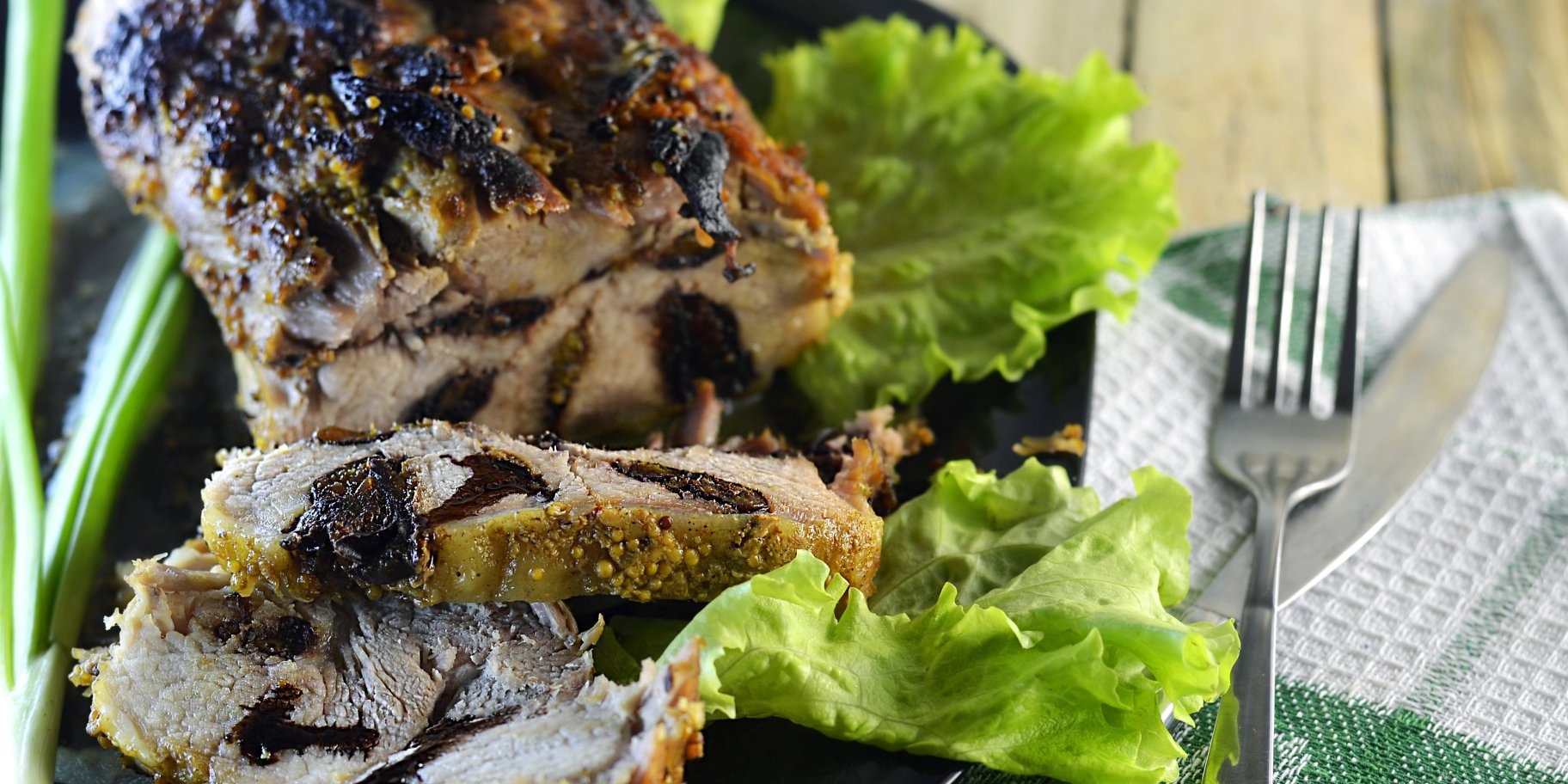 свинина з горіхами та чорносливом