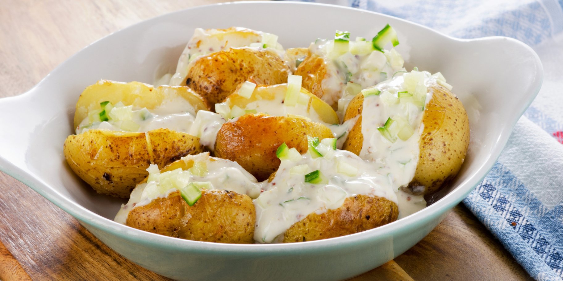 Запечена картопля під соусом з солоних огірків