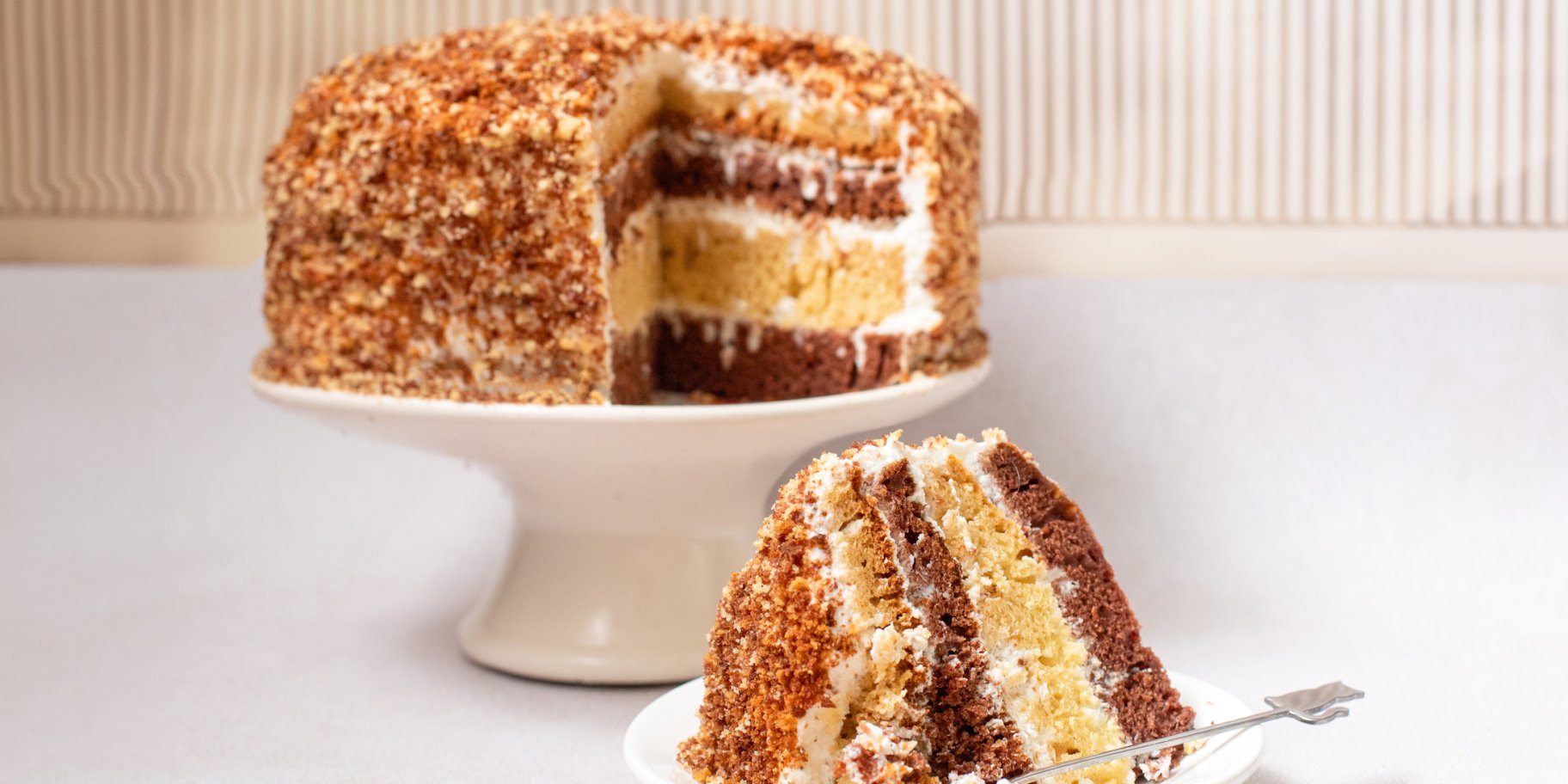 Класичний торт «Сметанник» з різними коржами