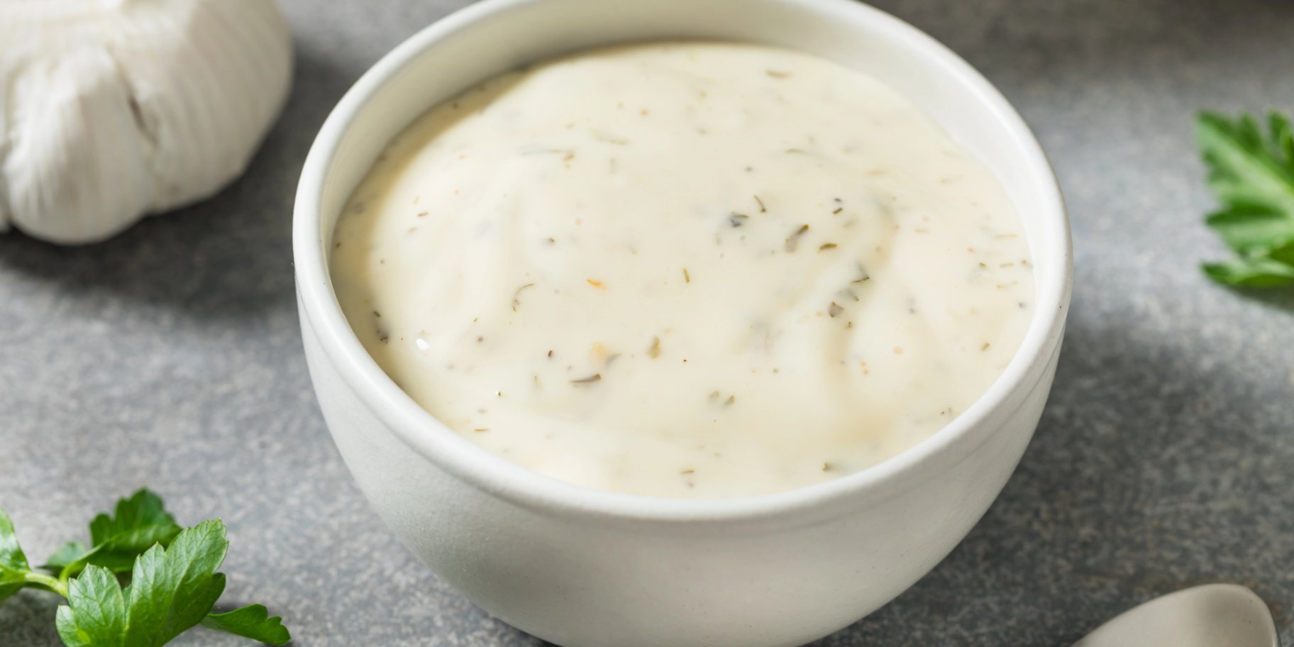 Корисна салатна заправка з йогуртом