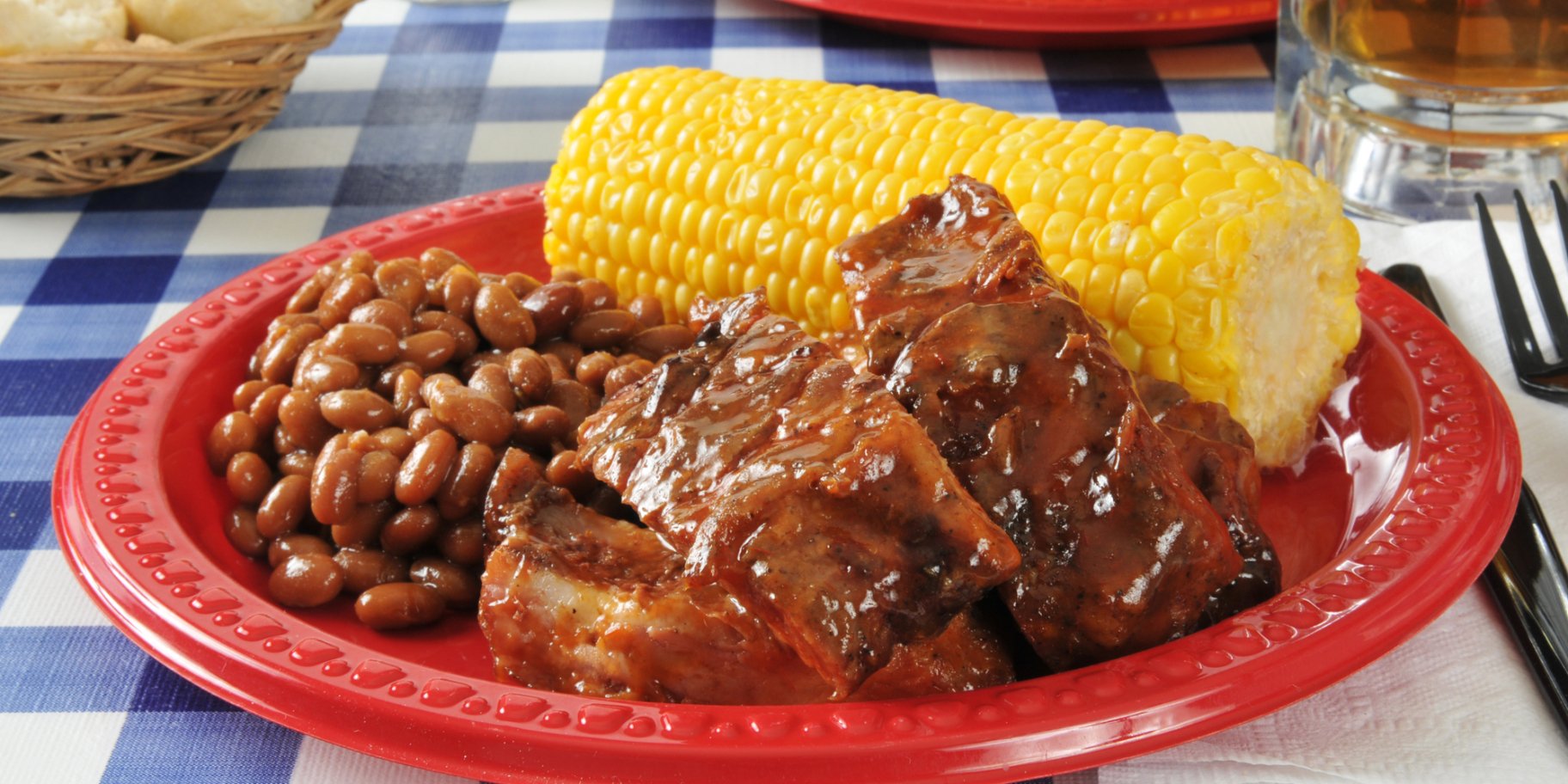 Ребрышки с фасолью в горшочке — комфортная еда для похолоданий