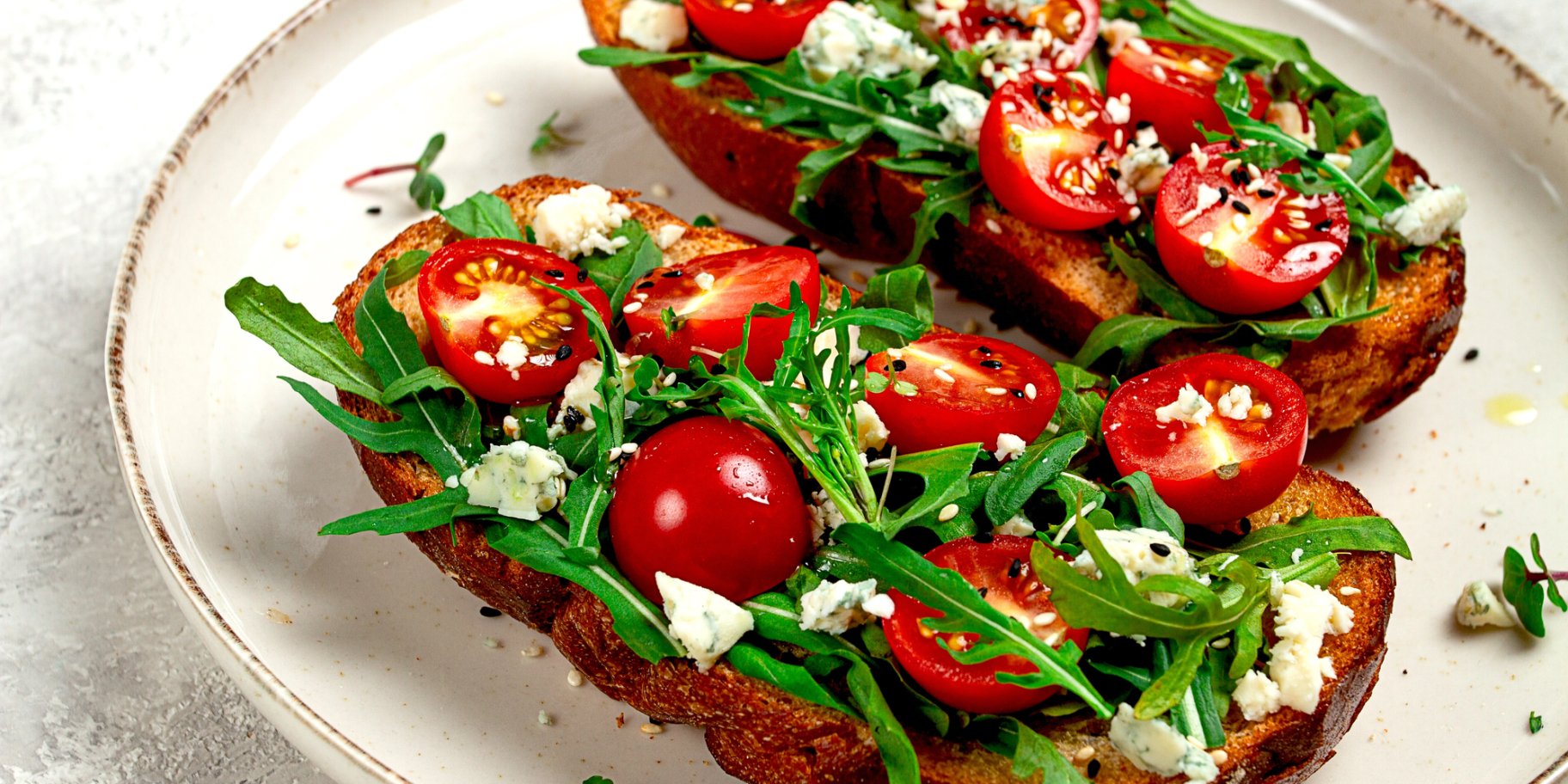 Брускети з сиром, чері й руколою