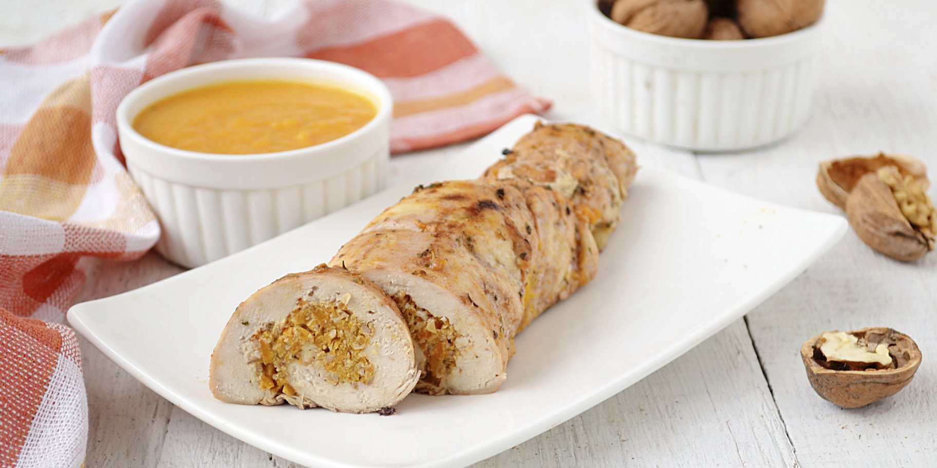 Курячий рулет з горіхами й сиром