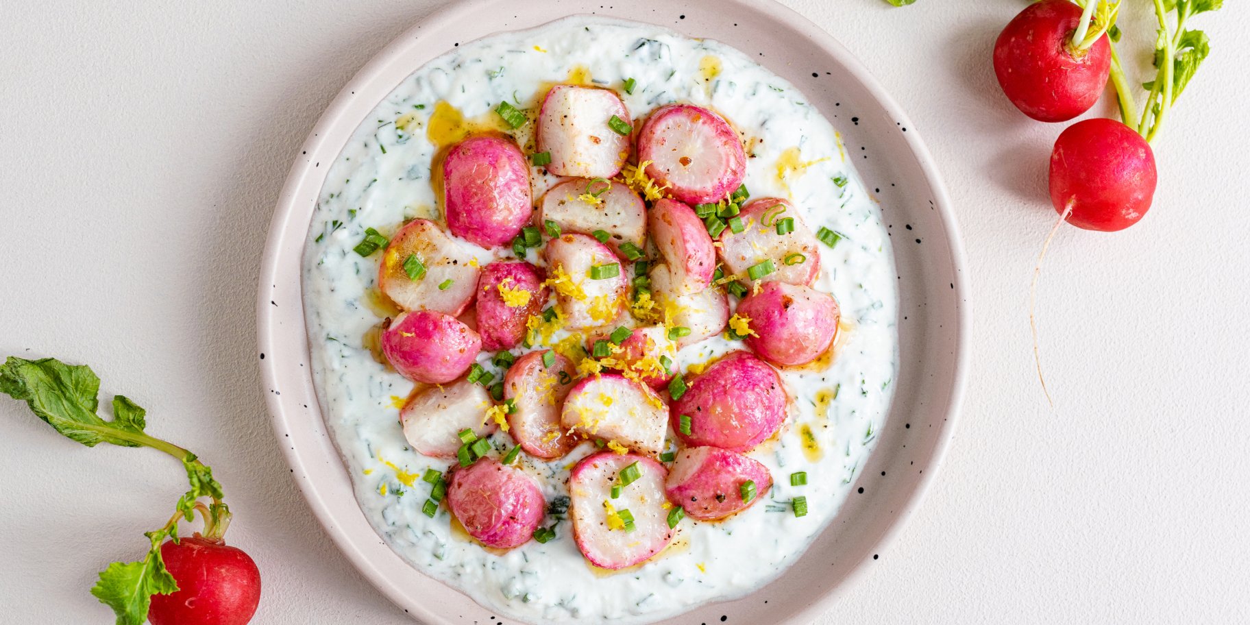 Запечений редис із йогуртовим соусом