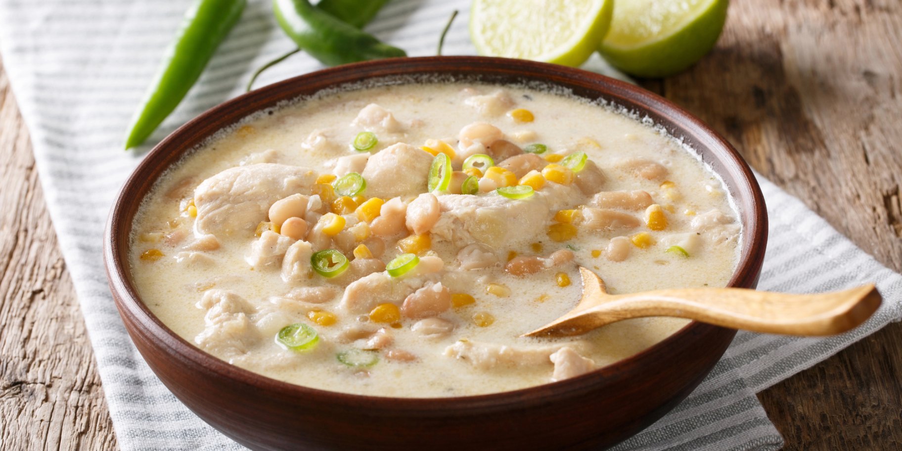 Густий курячий суп із чилі та лаймом