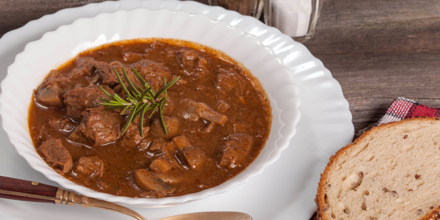 Гуляш зі свинини з печерицями