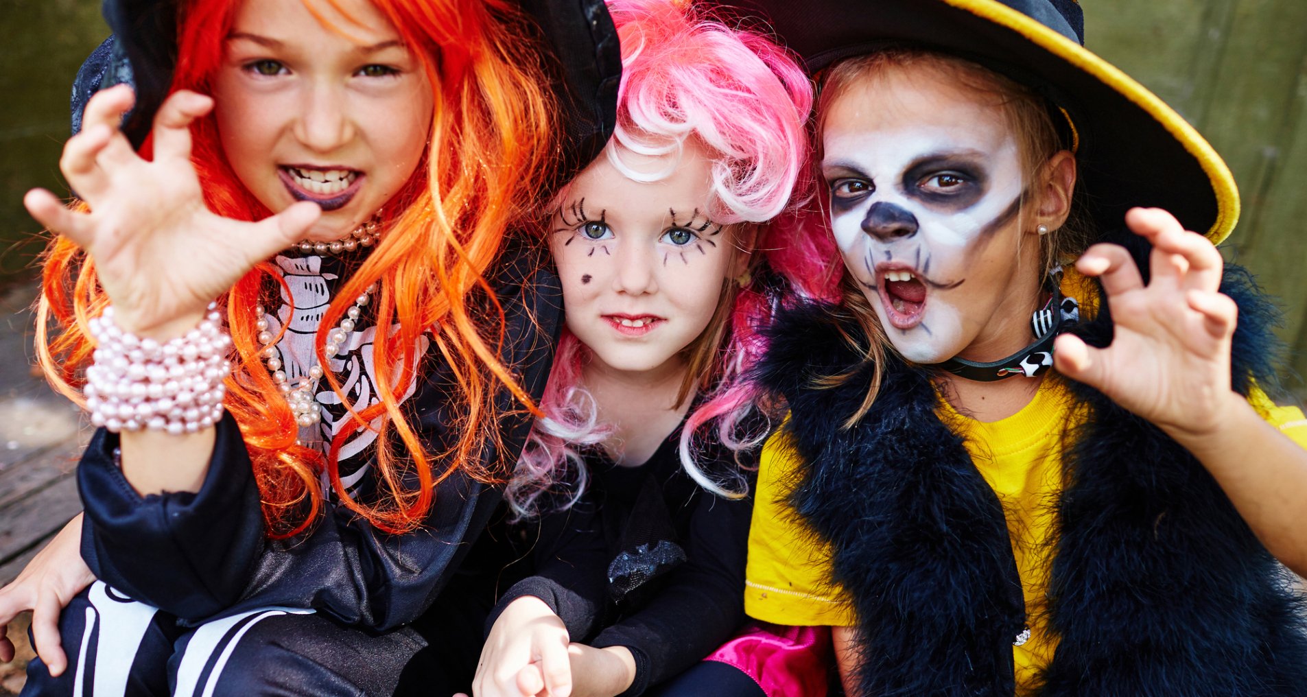 дети в костюмах на Хэллоуин