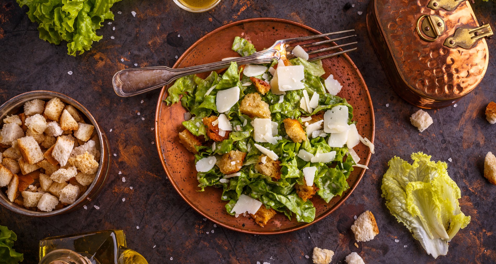Классический рецепт салата «Цезарь» с курицей и сухариками