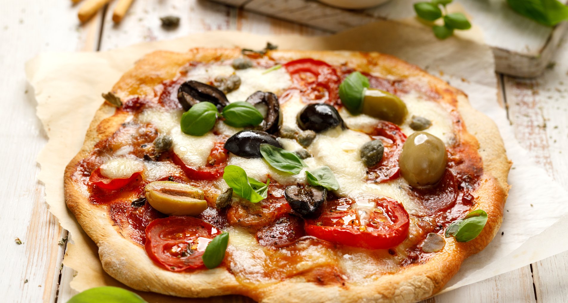 Піца з томатами, маслинами та сиром