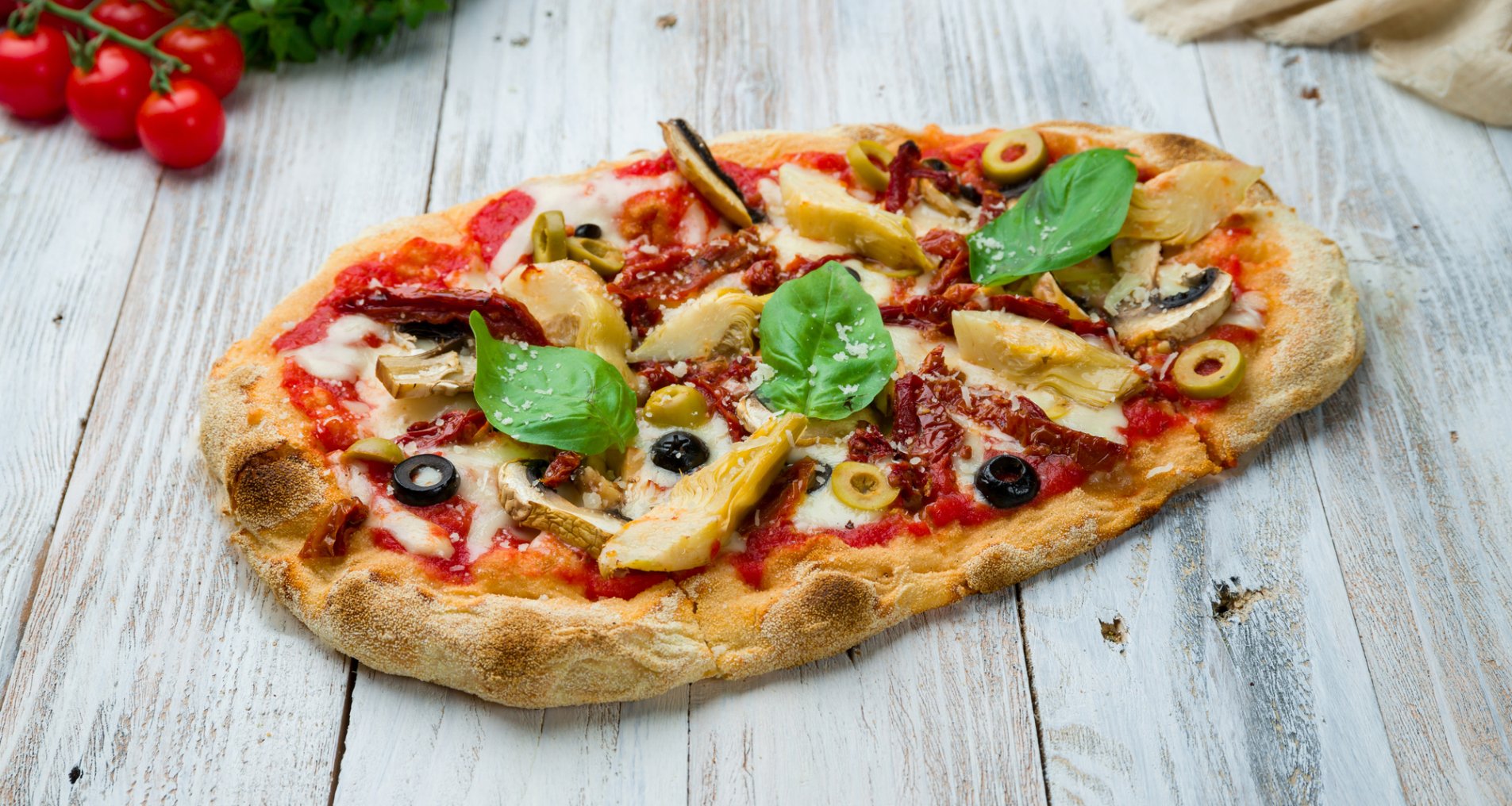 Вегетаріанська піца з перцем, оливками та підвійним сиром