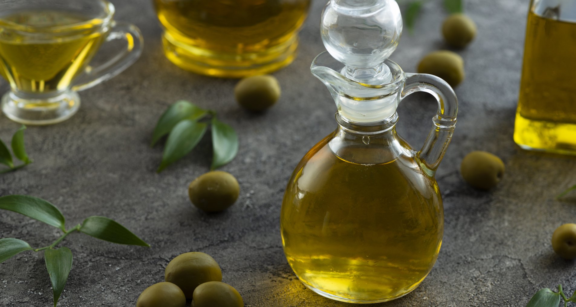 Оливкова олія та оливки