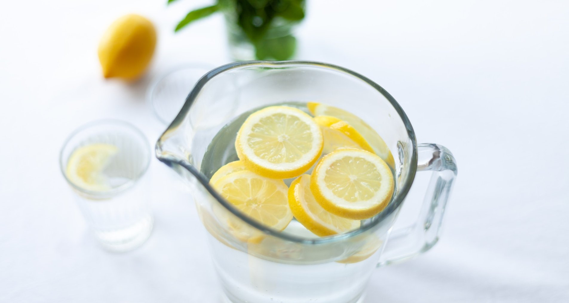 Вода з лимоном смакує краще