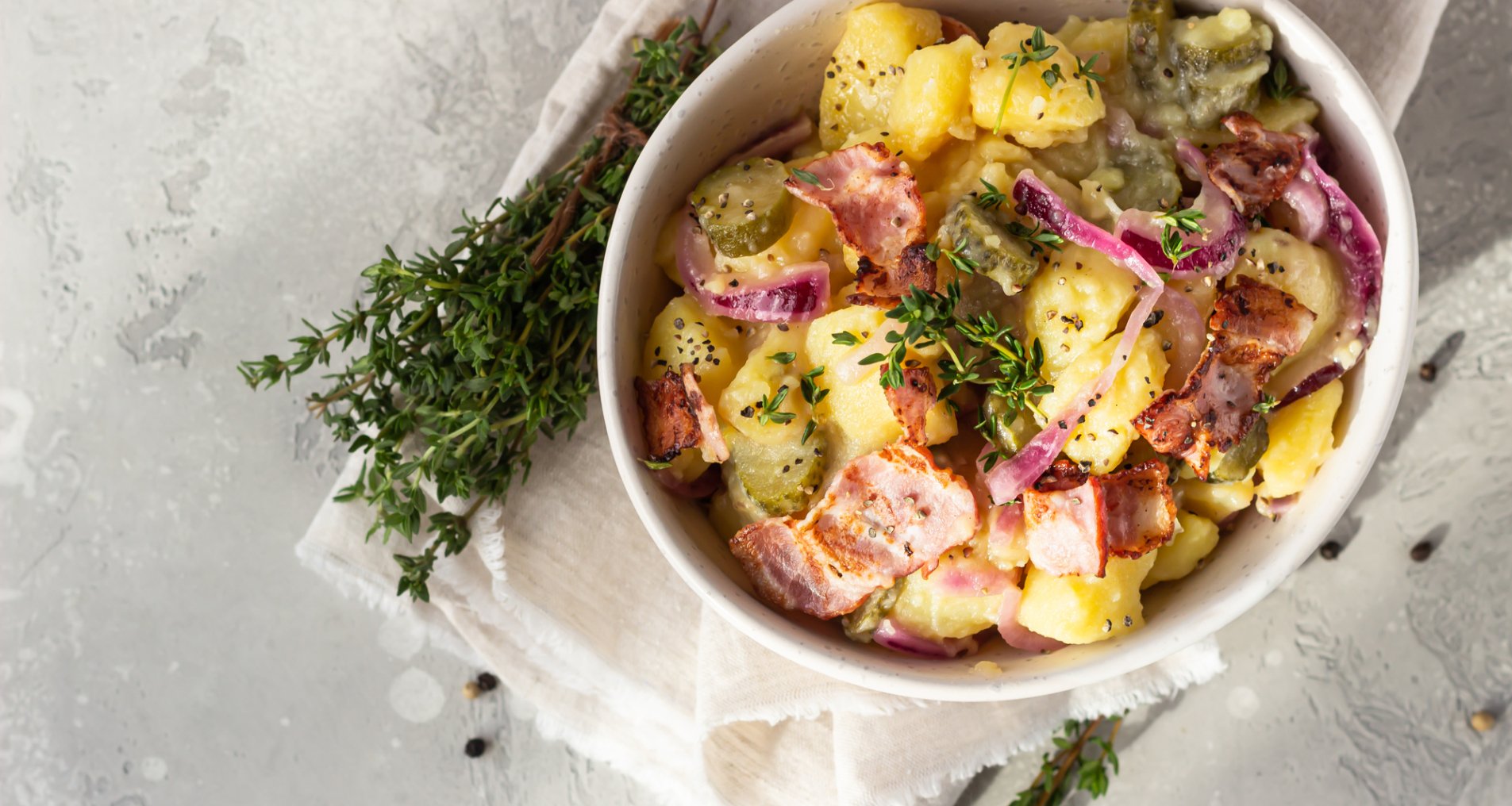 Салат з картоплею та маринованим огірком: рецепт