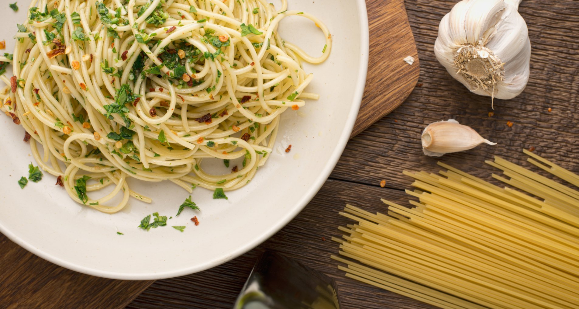 Спагеті з часником та зеленню