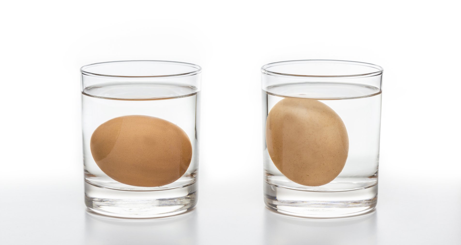 два яйця в стаканах з водою
