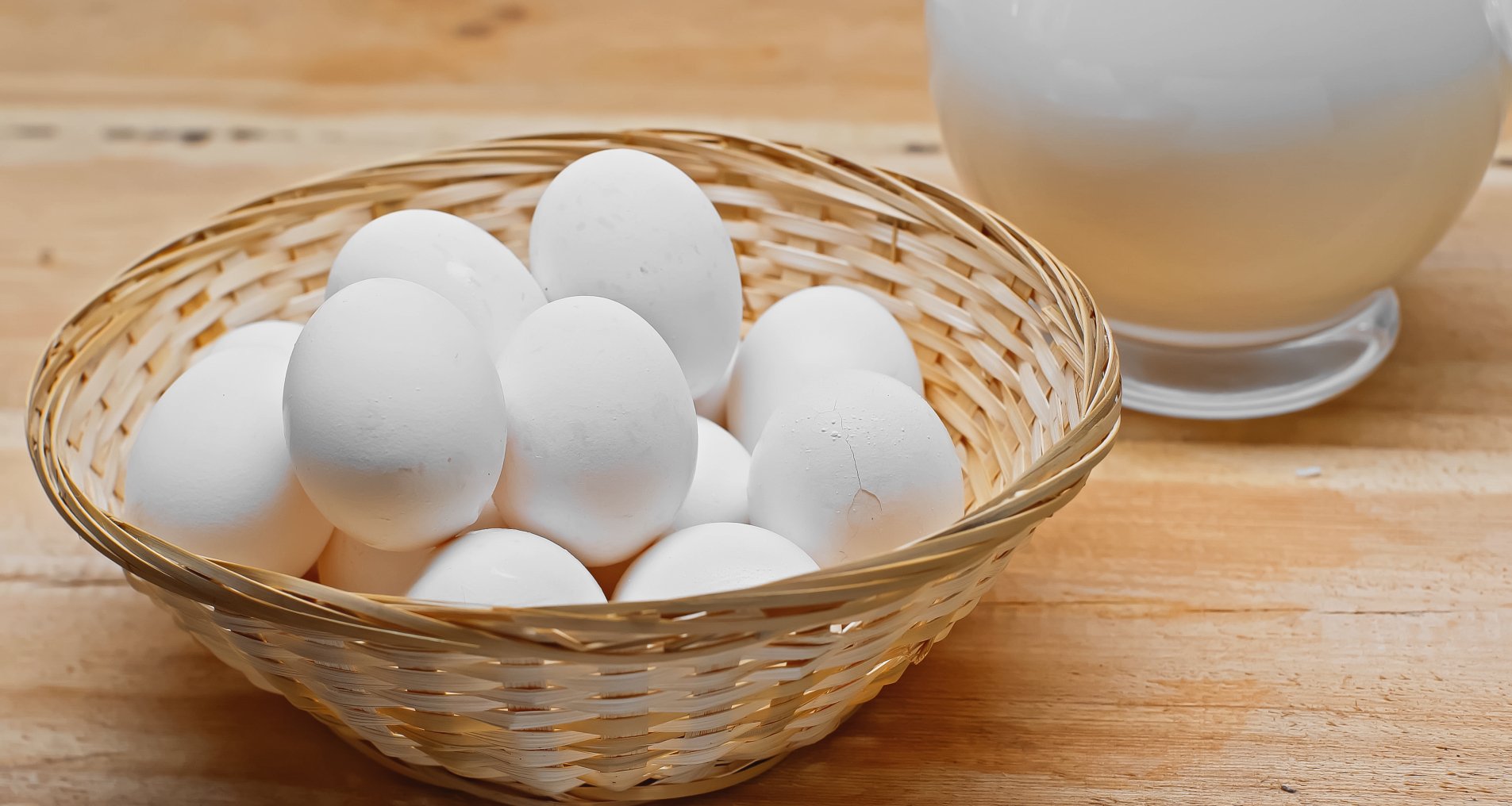Залишаться свіжими на пів року: як законсервувати яйця в банки