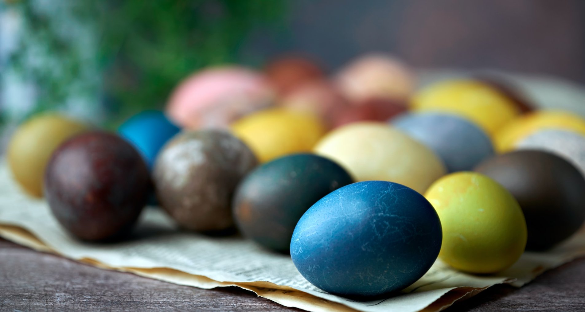 Пасхальные яйца разных цветов
