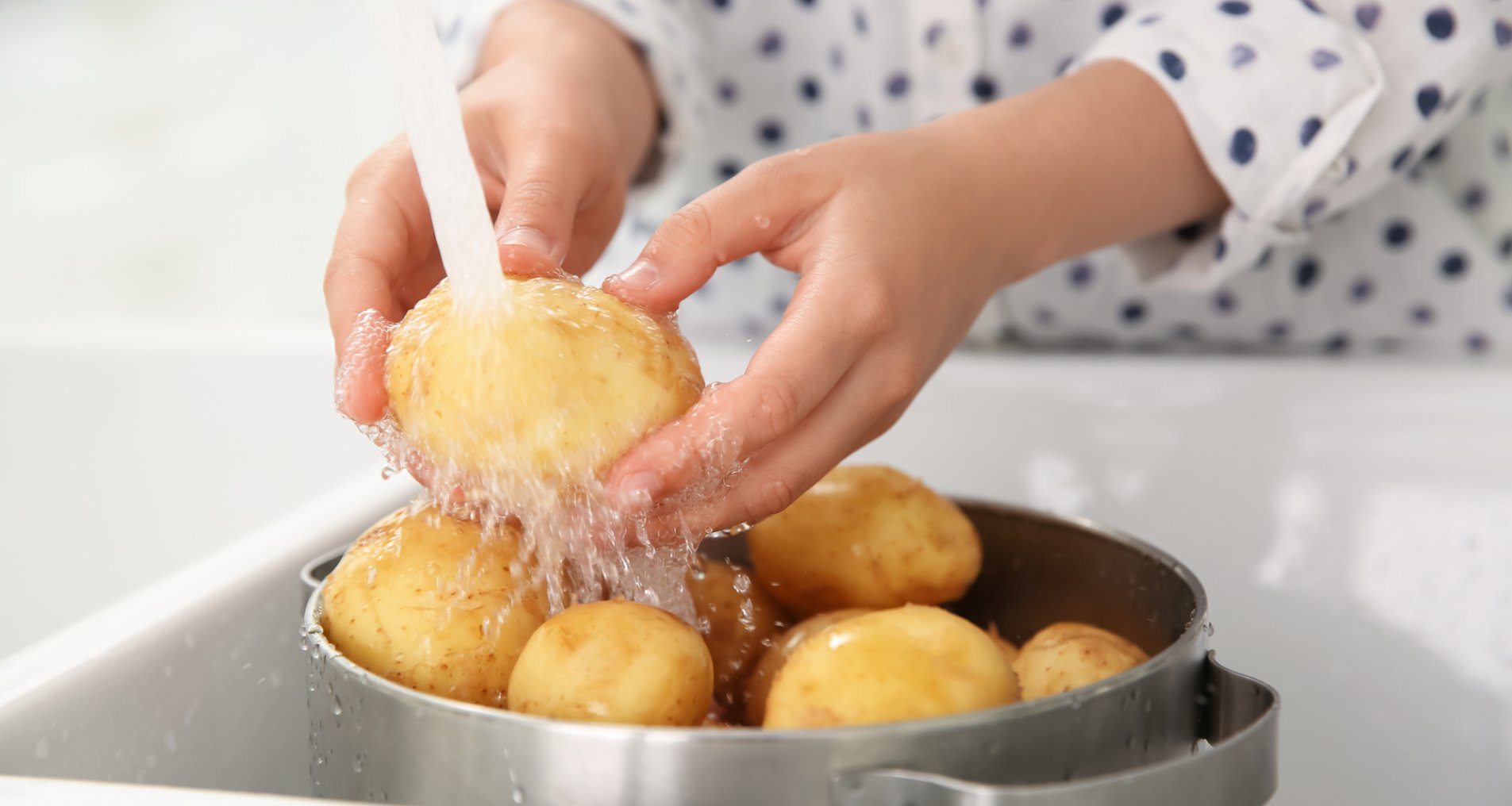 Чем отмыть руки после чистки молодого картофеля