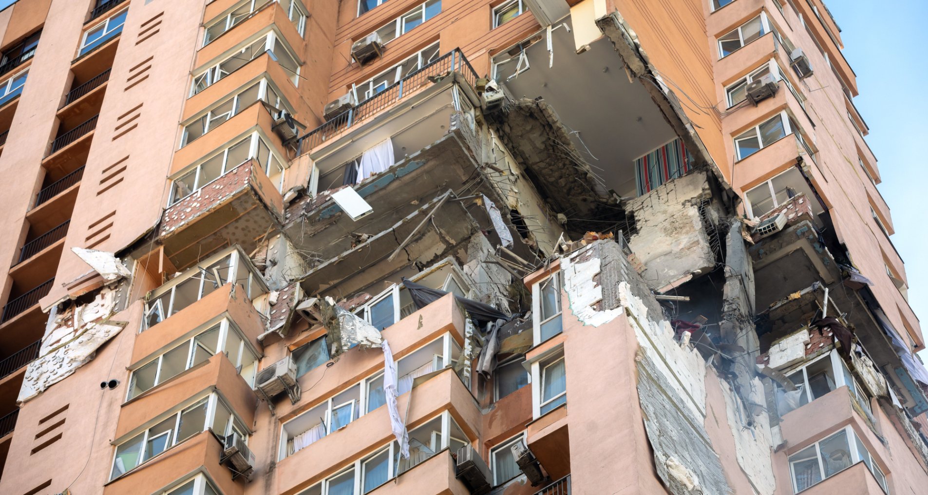 Поврежден многоэтажный дом в Киеве ракетой РФ