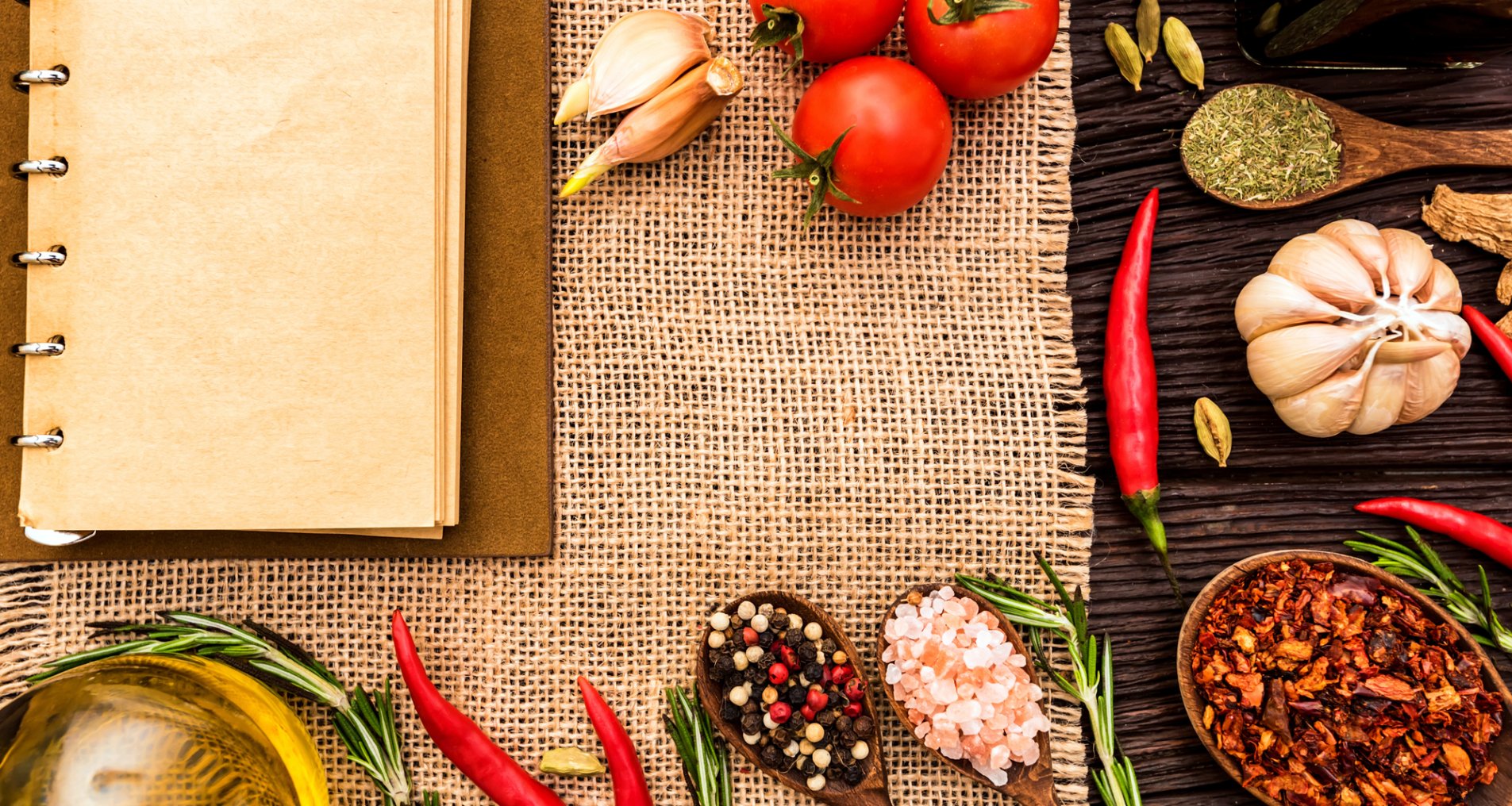 овощи, специи, кулинарная книга на столе