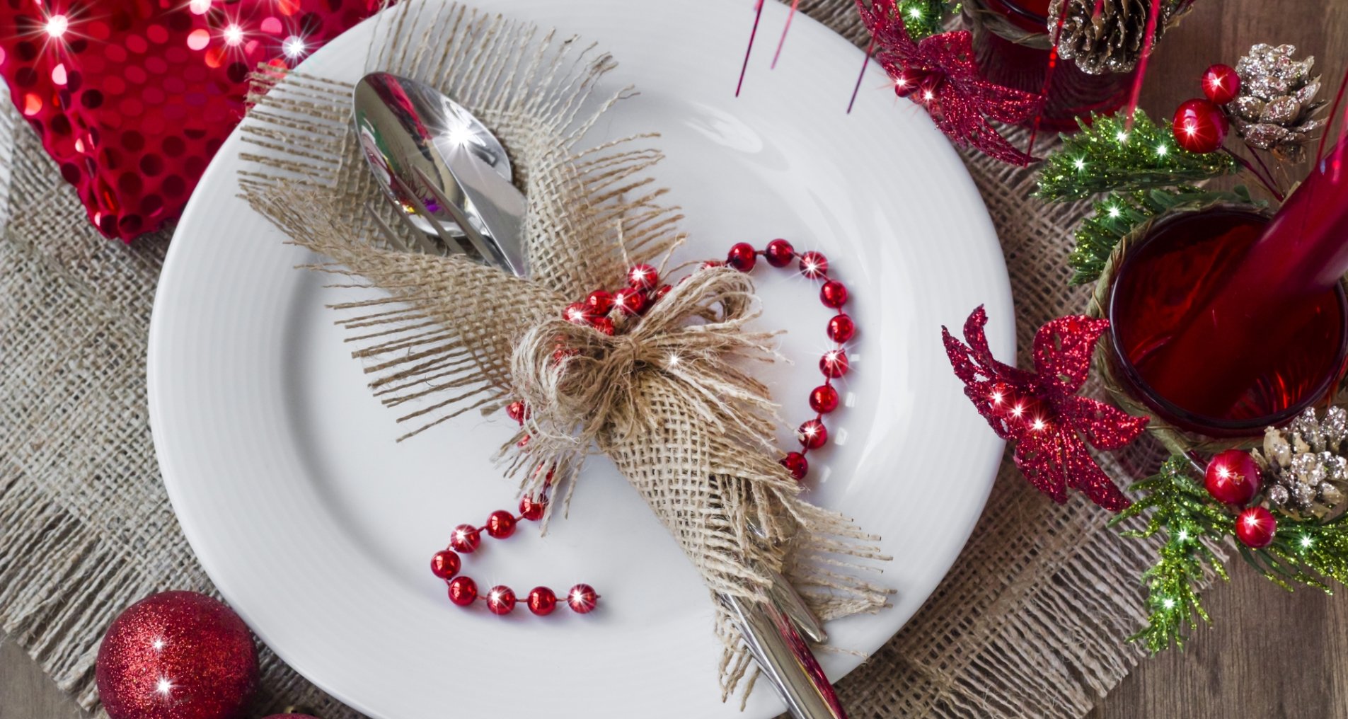 тарелка с рождественскими украшениями