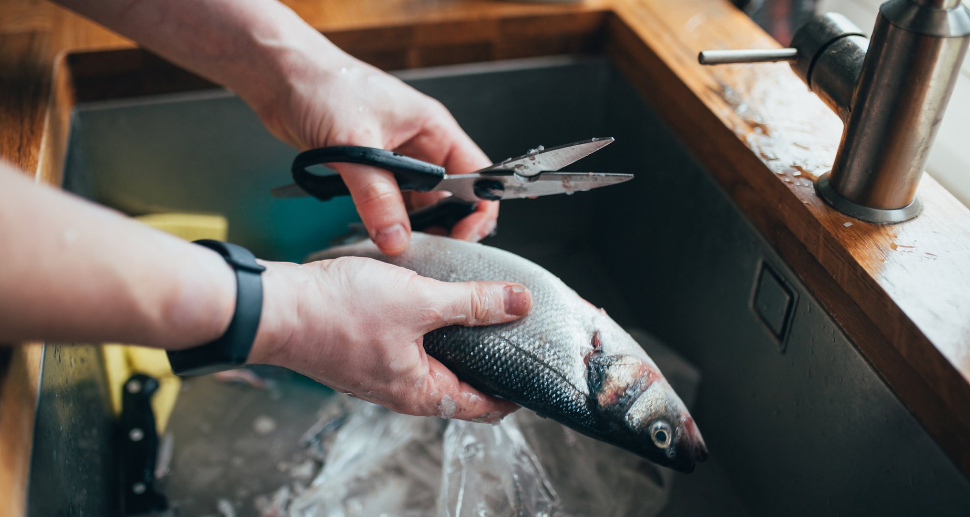 Как чистить рыбу без чешуйного фейерверка: 2 легких способа