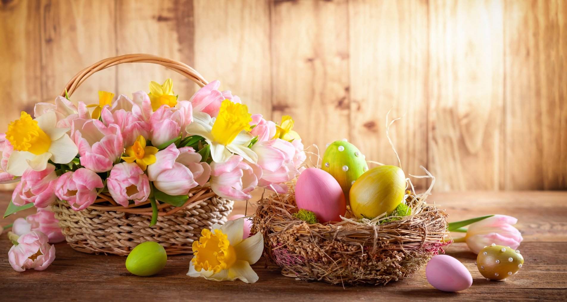 пасхальные украшения: цветы, яйца