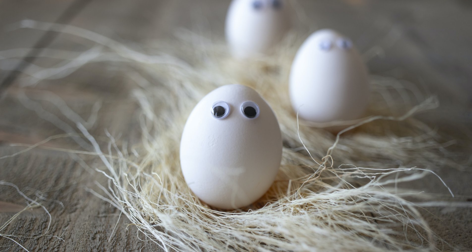 Яйца с наклеенными глазами