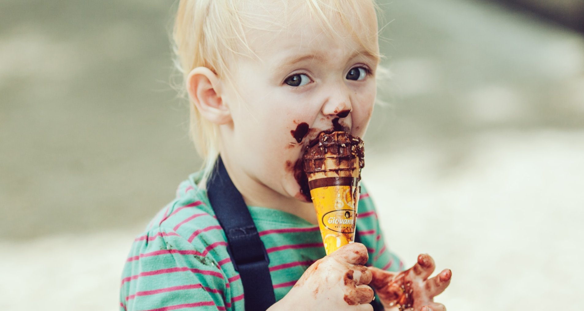 Дитина їсть морозиво