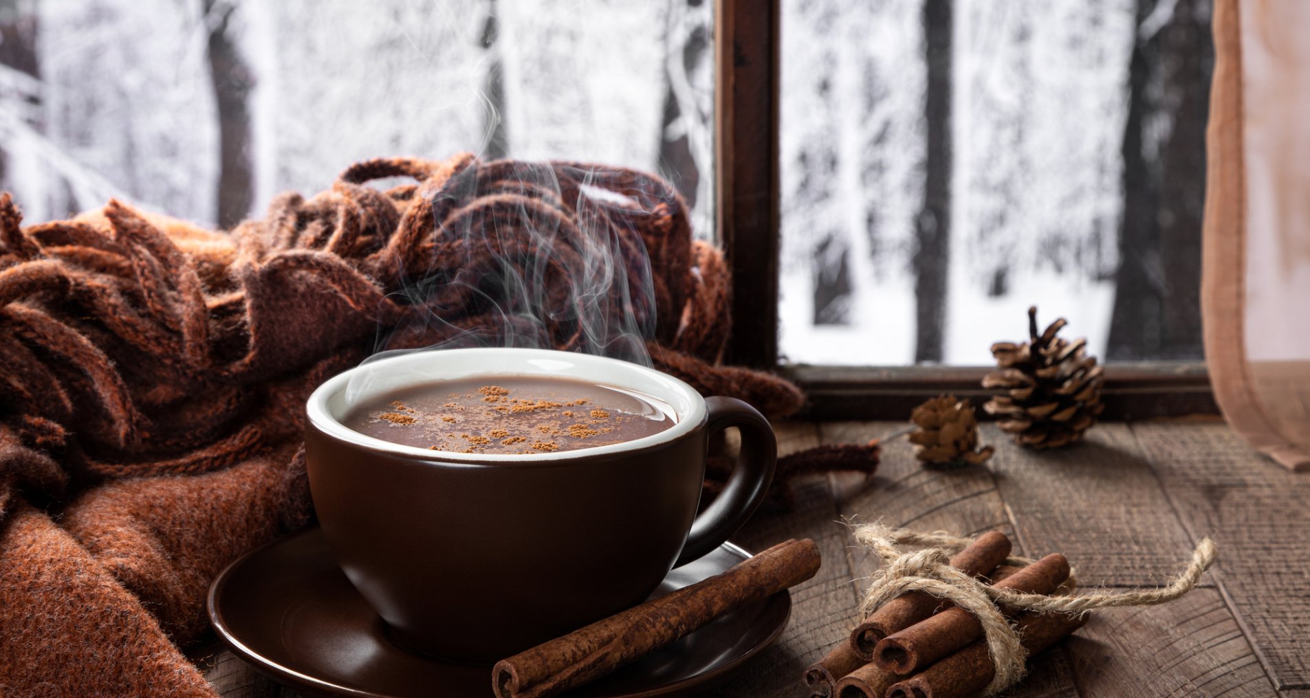 Чашка кави, зимовий краєвид