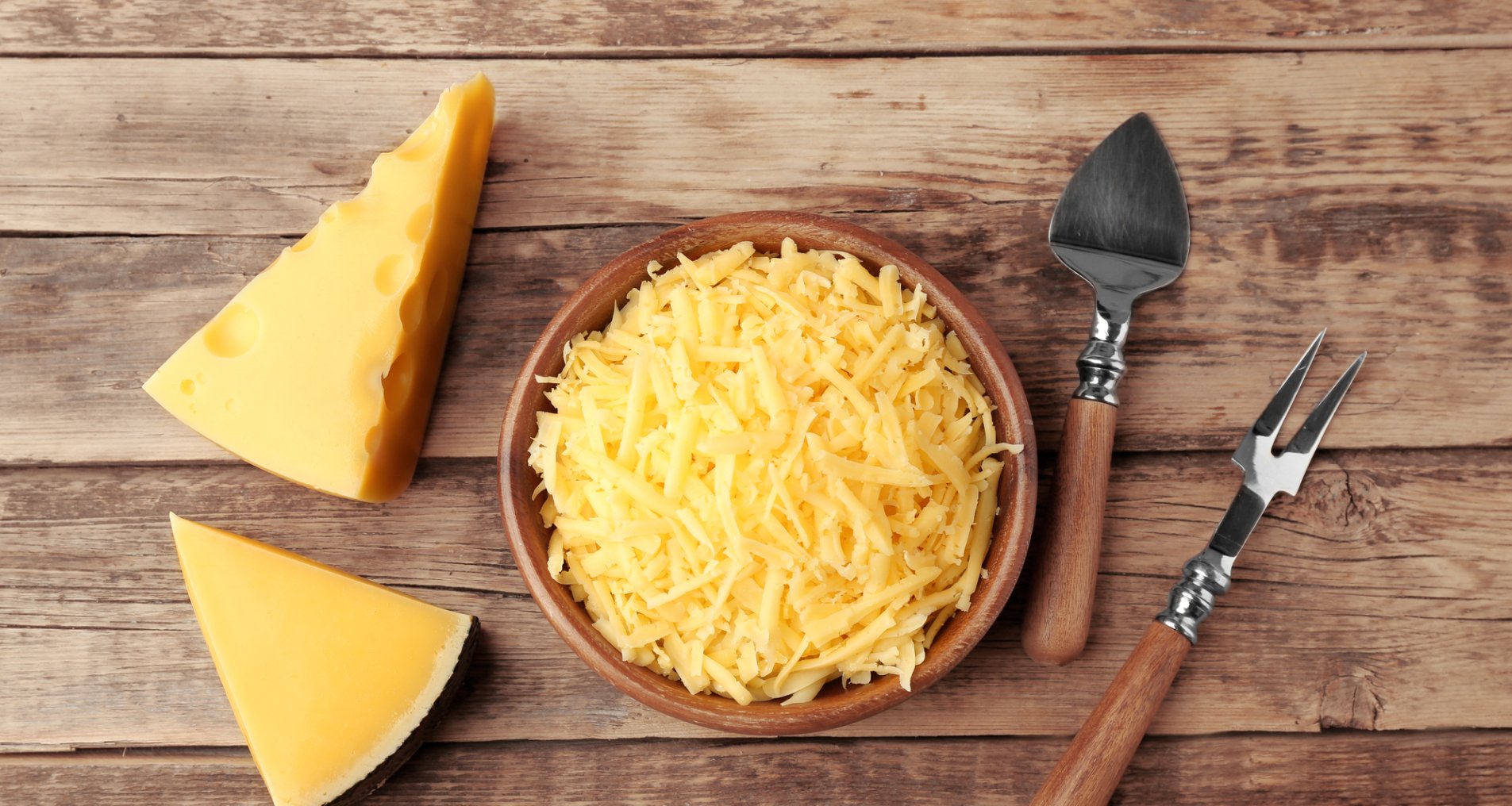 Різні види твердого сиру на столі