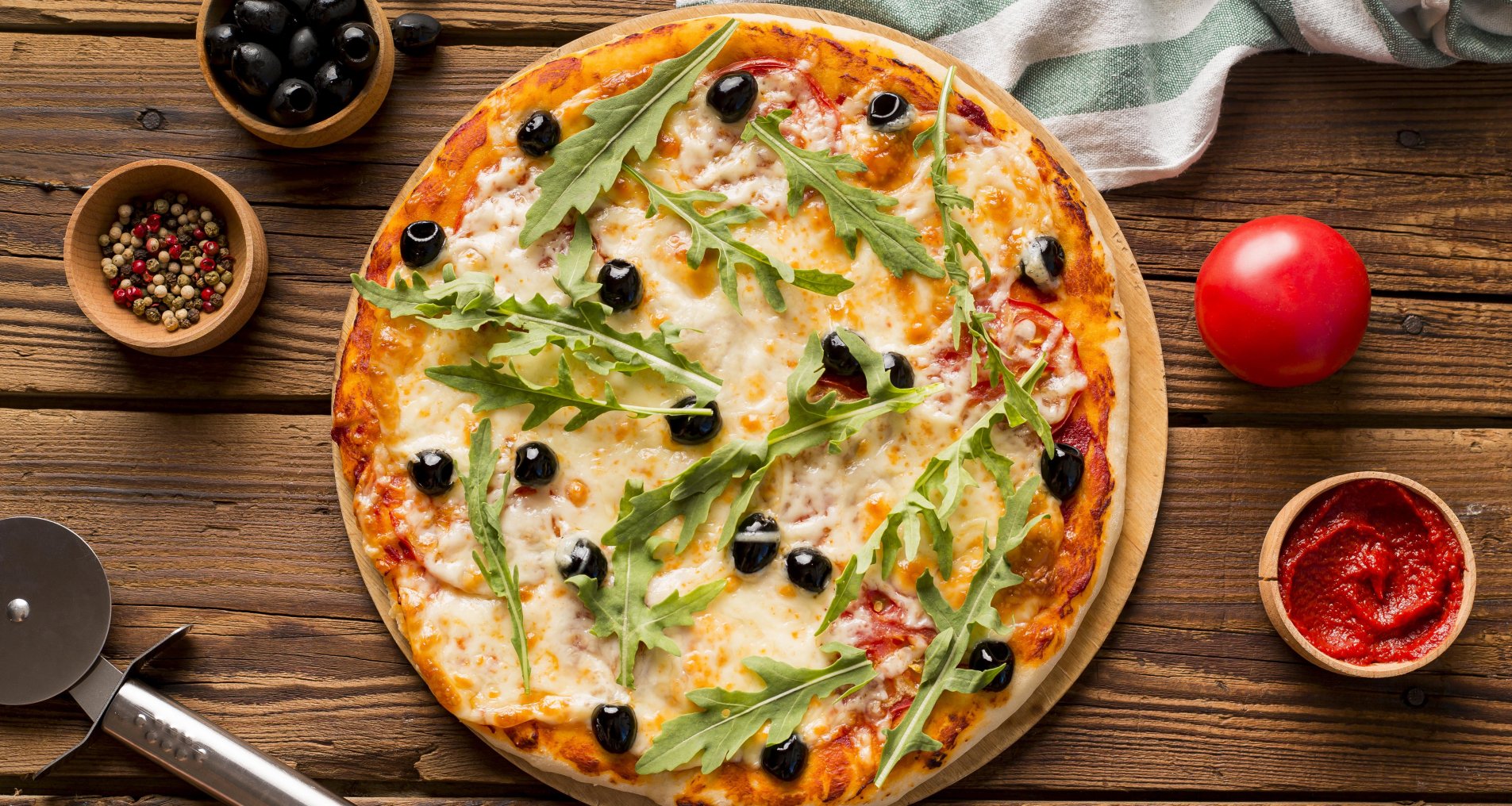 Піца з руколою і оливками