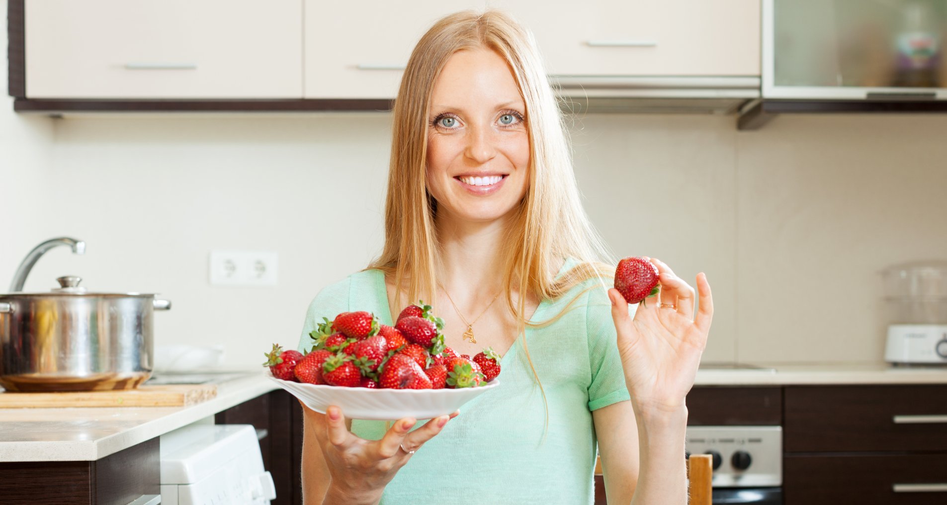 Жінка їсть ягоди