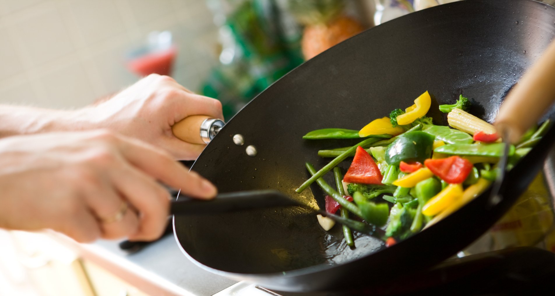 Почему еда пригорает на чугунной сковороде: что делать и как избежать