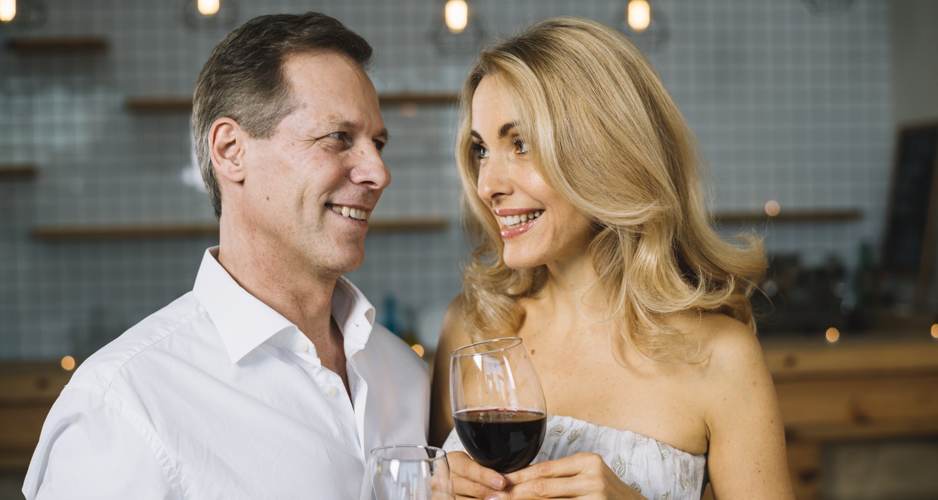Чоловік і жінка з вином