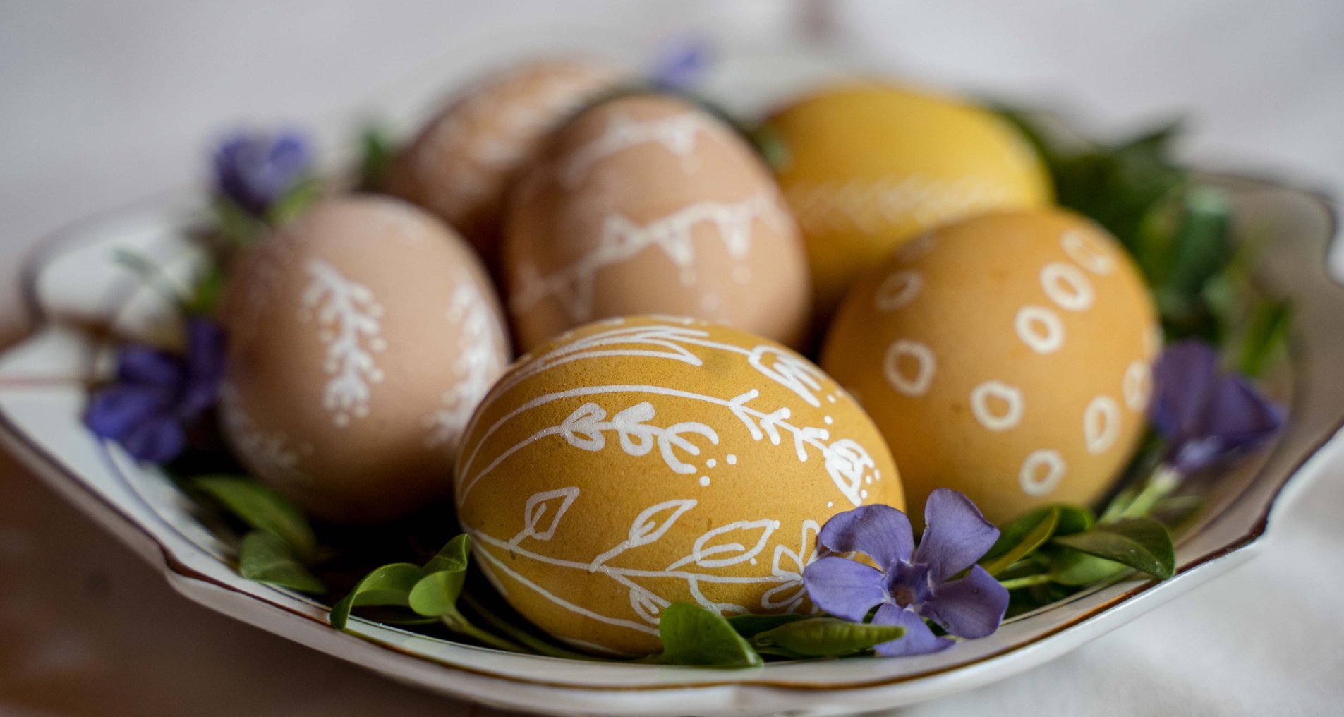 Как легко и красиво покрасить яйца к Пасхе: используем то, что есть на каждой кухне