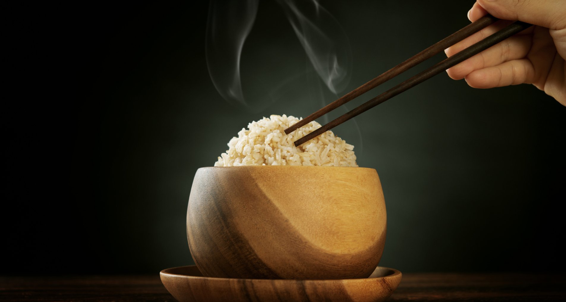 Рис в деревянной миске