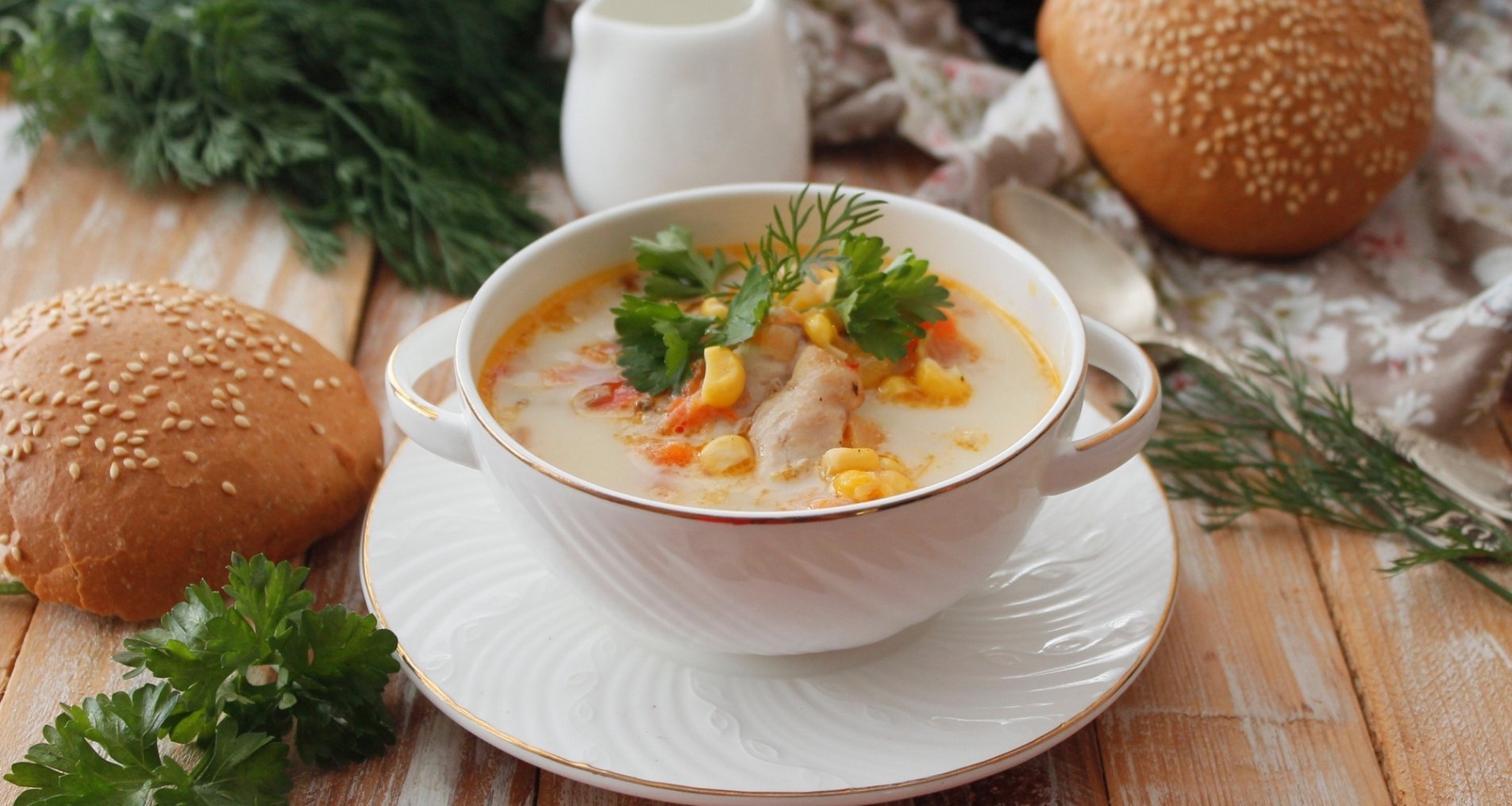 крем-суп з часником і картопляними чипсами