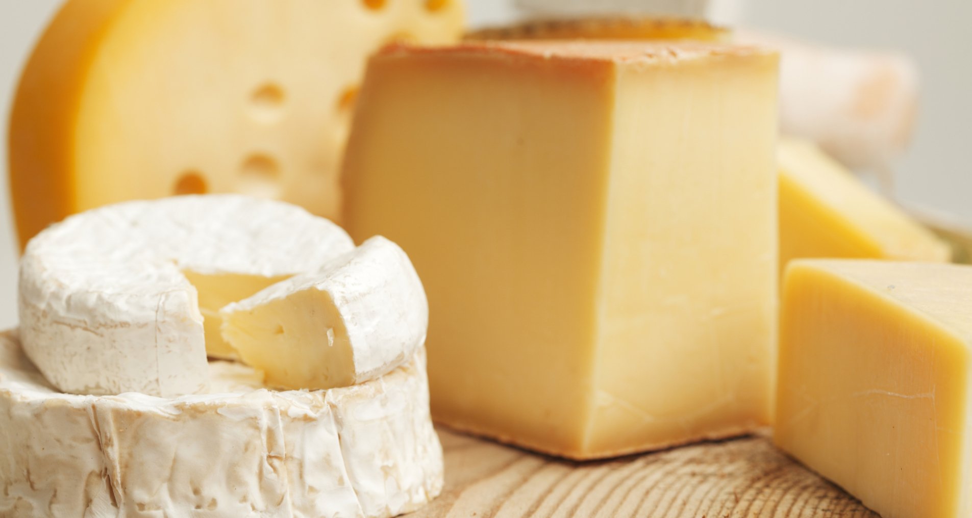 Декілька видів твердого сиру на дошці