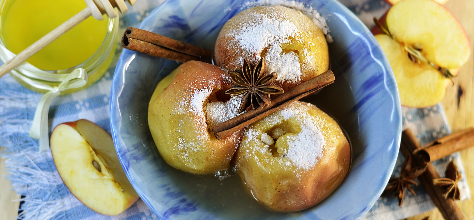 Как приготовить Печеные яблоки с медом, изюмом и орехами рецепт пошагово