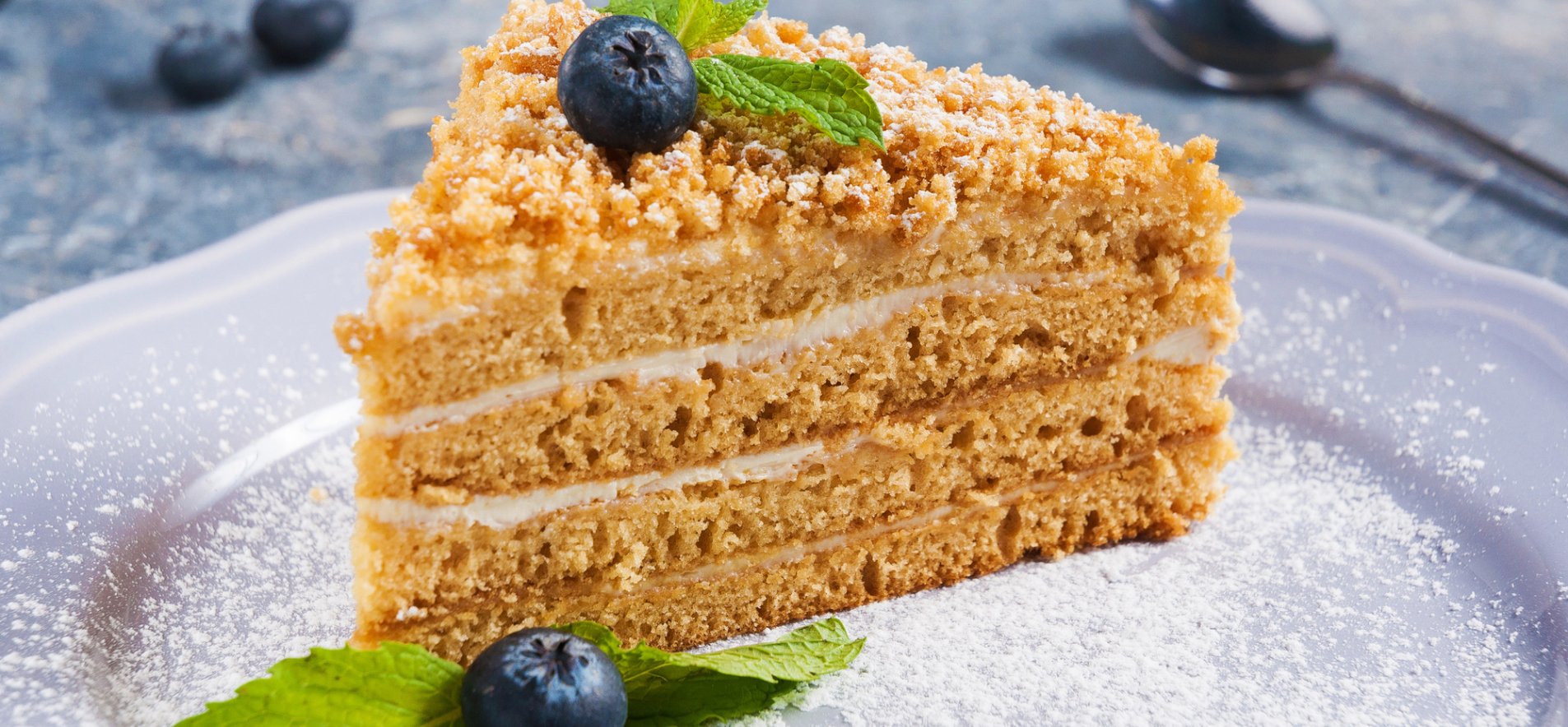 Простой бисквитный торт на сковороде – и духовку включать не нужно